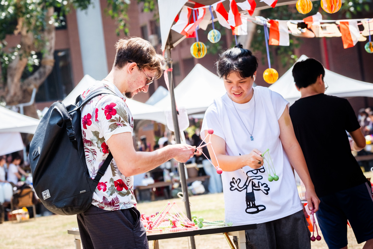 印尼童玩Lato Lato。(另開新視窗/jpg檔)圖片