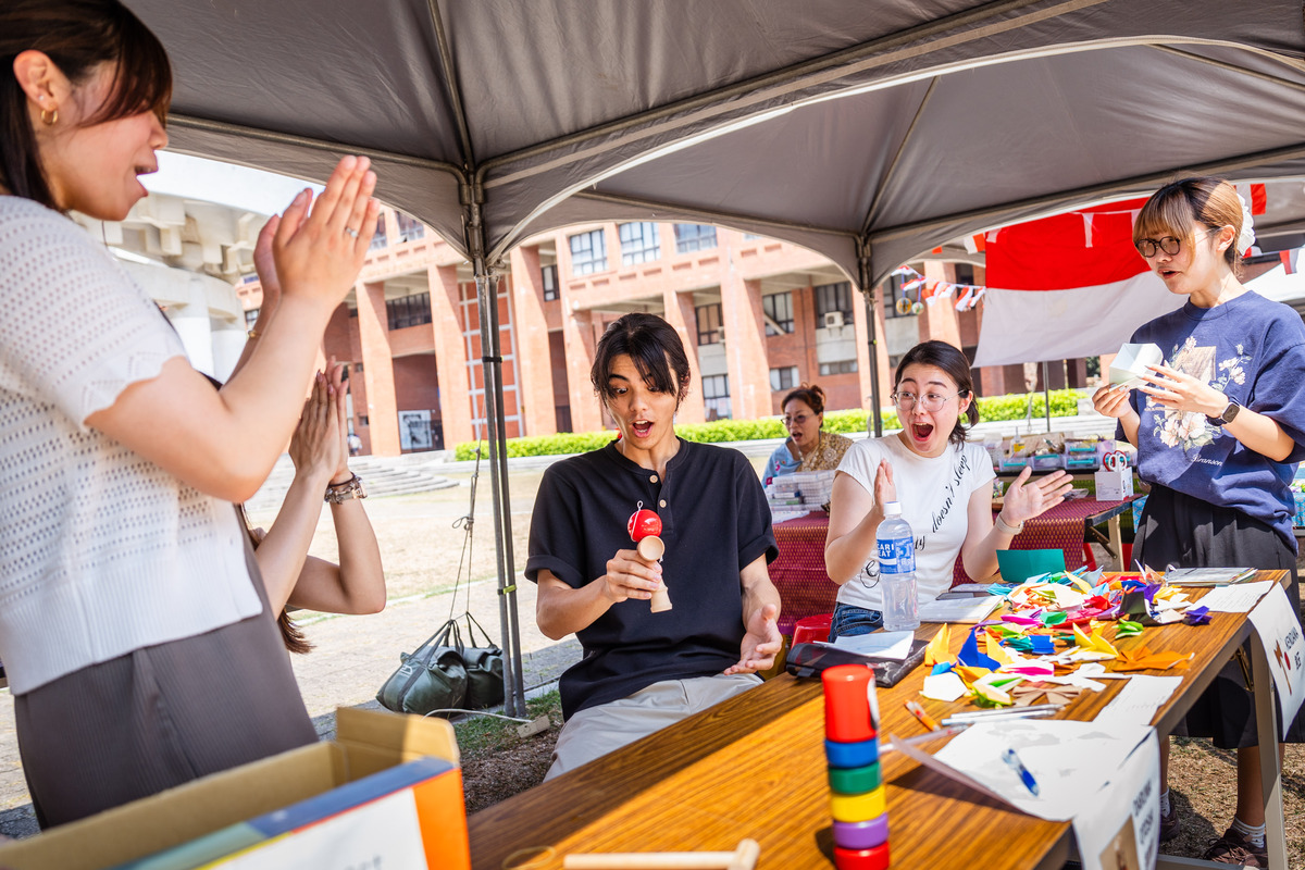 日本文化體驗攤位，包含達摩塔與劍玉等童玩。(另開新視窗/jpg檔)圖片