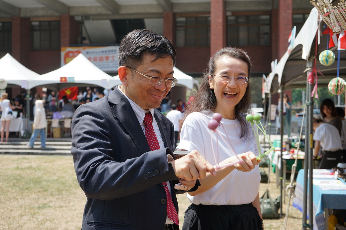 校長李志鵬（左）與國際長李明軒（右）挑戰印尼童玩Lato Lato。(另開新視窗/jpg檔)圖片