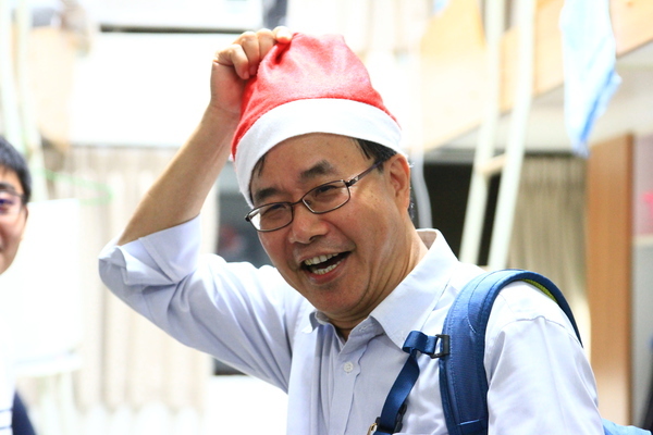 校長戴著聖誕帽，至各房發糖果(另開新視窗/jpg檔)圖片