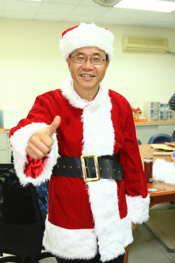 校長換上聖誕老人裝，準備發糖果(另開新視窗/jpg檔)圖片