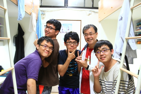 校長與同居一晚的住宿生合影。照片由左至由為國立中山大學學生詹景淳、蔡柏毅、劉晉瑋、校長鄭英耀及學生許齊崴。(另開新視窗/jpg檔)圖片