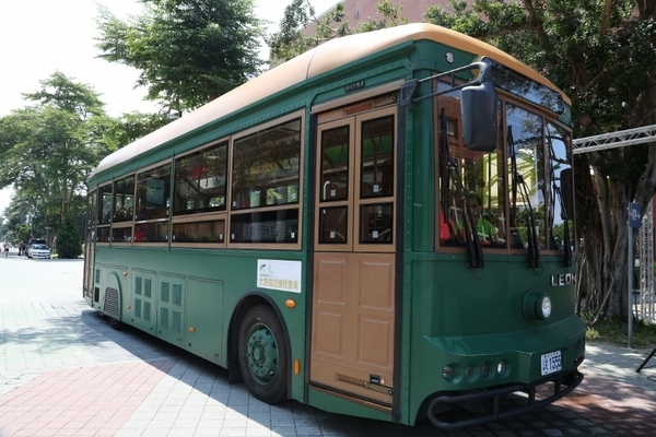 仿古電動巴士的設計概念靈感除來自蒸汽火車，還有香港電車（叮叮車）的元素，外型則是標準50年代的墨綠色車身，是全台唯一獨家引進的車款。(另開新視窗/jpg檔)