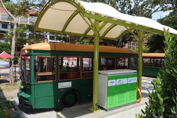 中山大學響應2017生態交通全球盛典，提供仿古電動巴士校內外運行，並首創在南台灣校園內設置充電停靠站。(另開新視窗/jpg檔)
