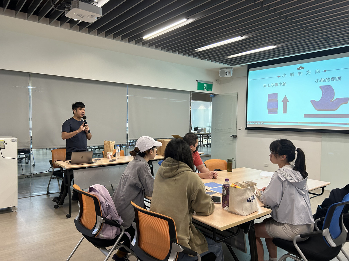 程式老爹創辦人徐煊博透過桌遊讓學生們從遊戲中認識程式四大核心概念(另開新視窗/jpg檔)圖片