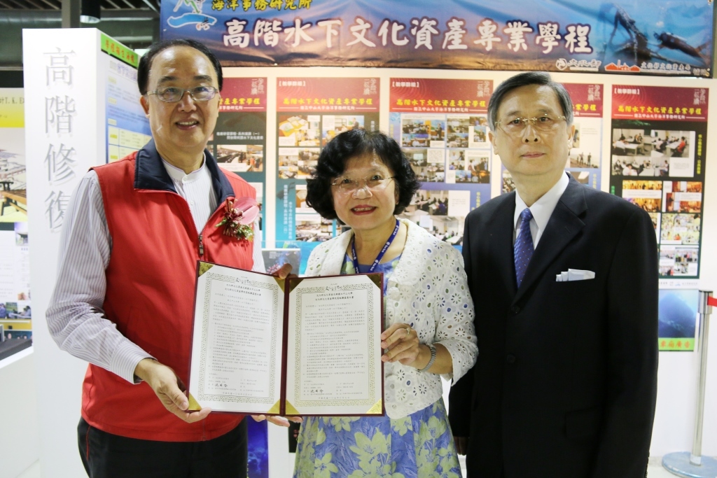本校蔡秀芬主任秘書(中)代表與文資局長施國隆簽訂(左)(另開新視窗/jpg檔)圖片