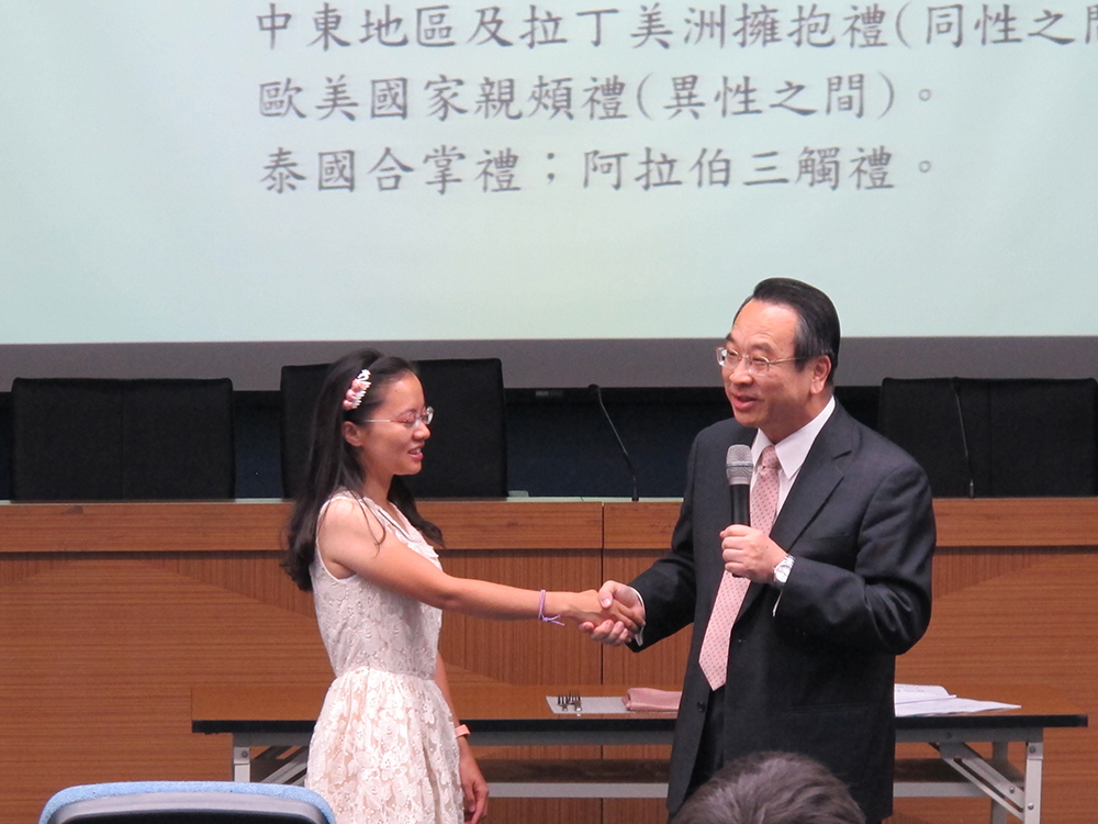握手也要講求重量(另開新視窗/jpg檔)圖片