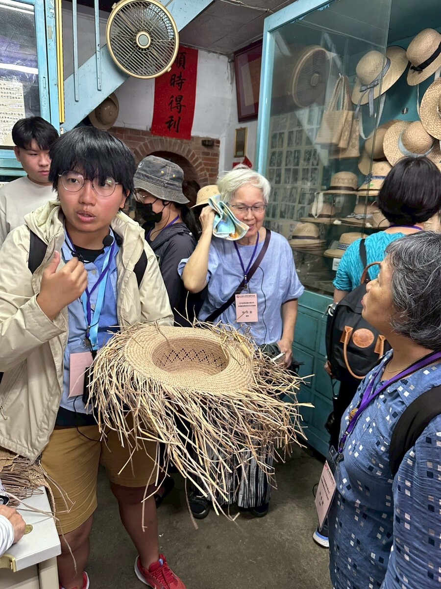 參訪百年帽蓆行，了解藺草在地種植與手工編織現況。(另開新視窗/jpg檔)圖片