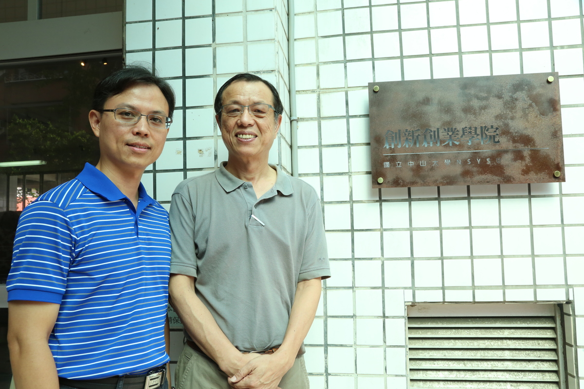 高雄市忠孝國小楊頌平校長與中山大學企管系蔡敦浩教授(另開新視窗/jpg檔)圖片