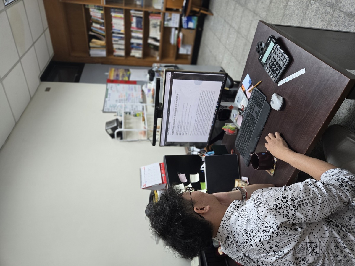 「當主管機關介入，企業的資訊揭露會更一致嗎？」羅勝議助理教授透過〈美國證管會監管信函對於非公認盈餘可比較性的影響〉研究團隊，檢視監管對非公認盈餘資訊品質的影響。(另開新視窗/jpg檔)圖片