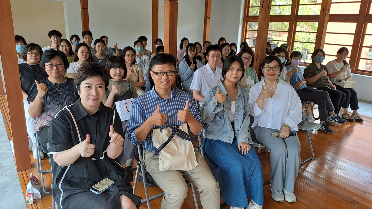 高雄市立美術館曾芳玲主任（左1）(另開新視窗/jpg檔)圖片