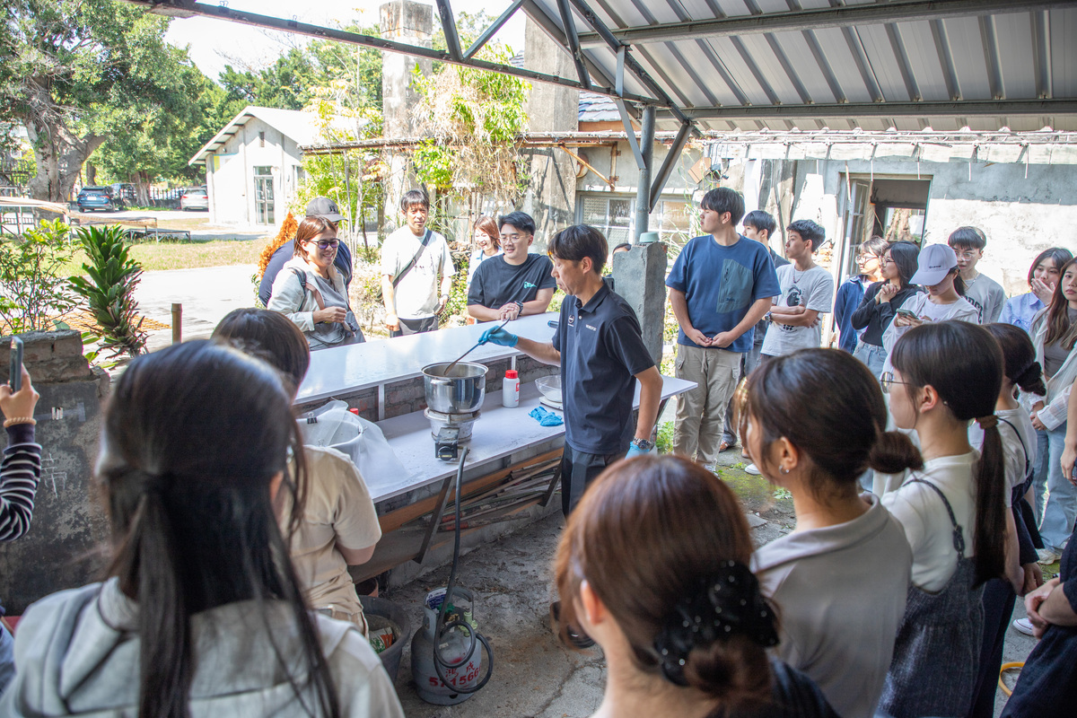 福垣內暁教授示範如何將香蕉假莖進行處理，使其成為造紙的主要材料。(另開新視窗/jpg檔)圖片