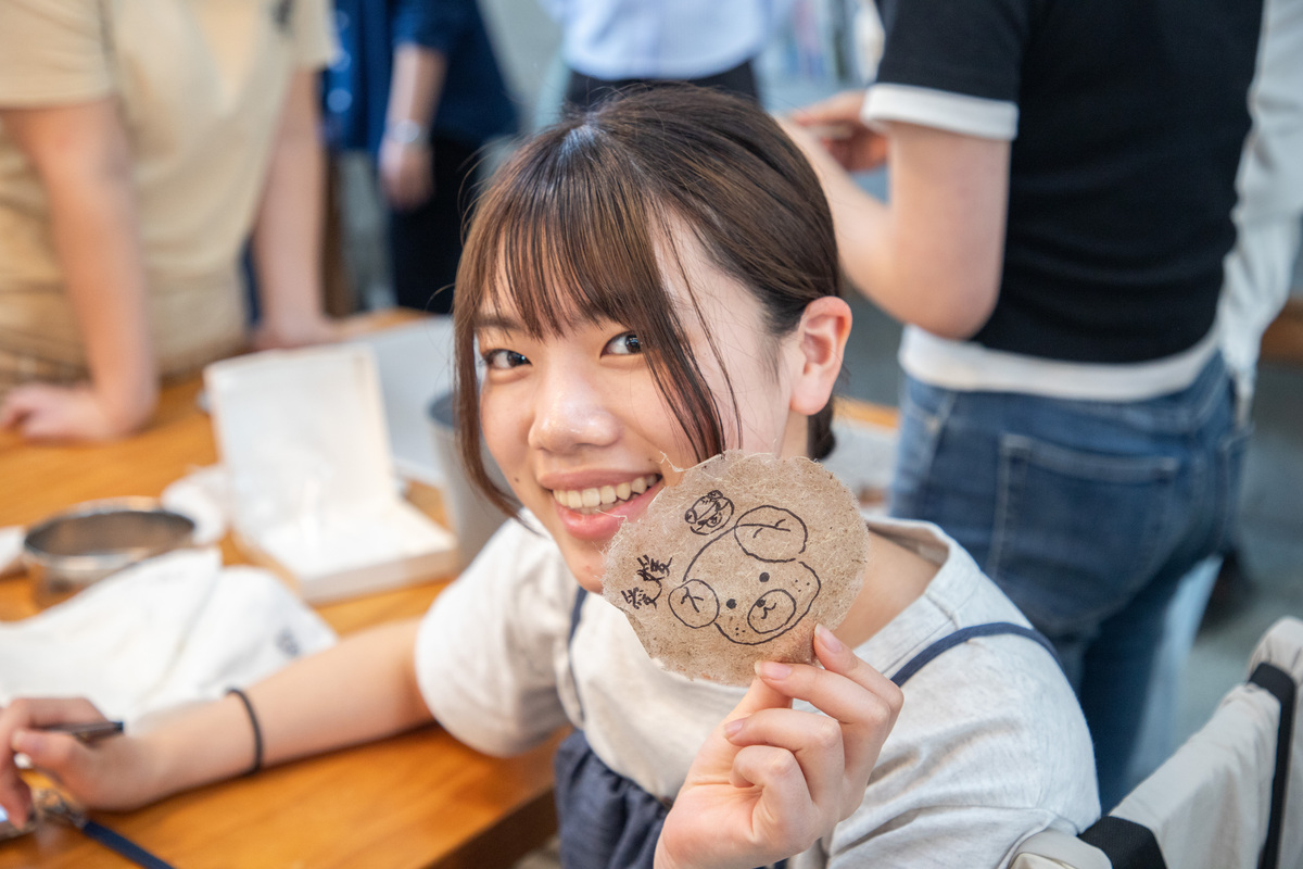 台日學生學習如何使用旗山的香蕉假莖製作成精緻的和紙，並書寫其上。(另開新視窗/jpg檔)圖片