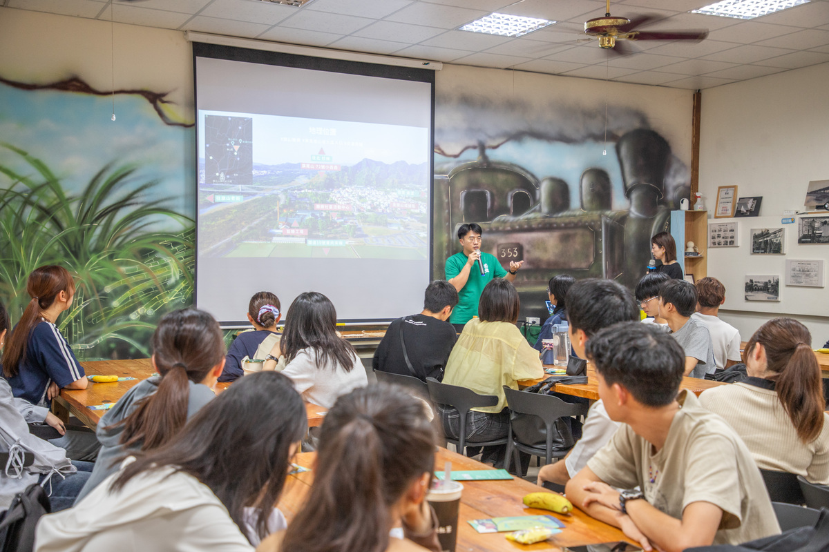 郭俊宏先生以自身返鄉經驗出發，分享創立「金旗山城」的歷程，說明如何結合農業廢棄物與在地生活智慧，發展環境教育與體驗活動，為地方創造新的產業契機。(另開新視窗/jpg檔)圖片