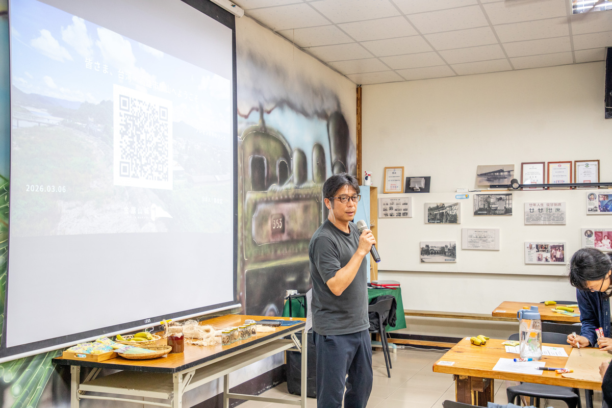 山中亮老師整理學生提問，與郭俊宏先生進行進一步交流，深化學生對旗山地方產業與創生模式的理解。(另開新視窗/jpg檔)圖片