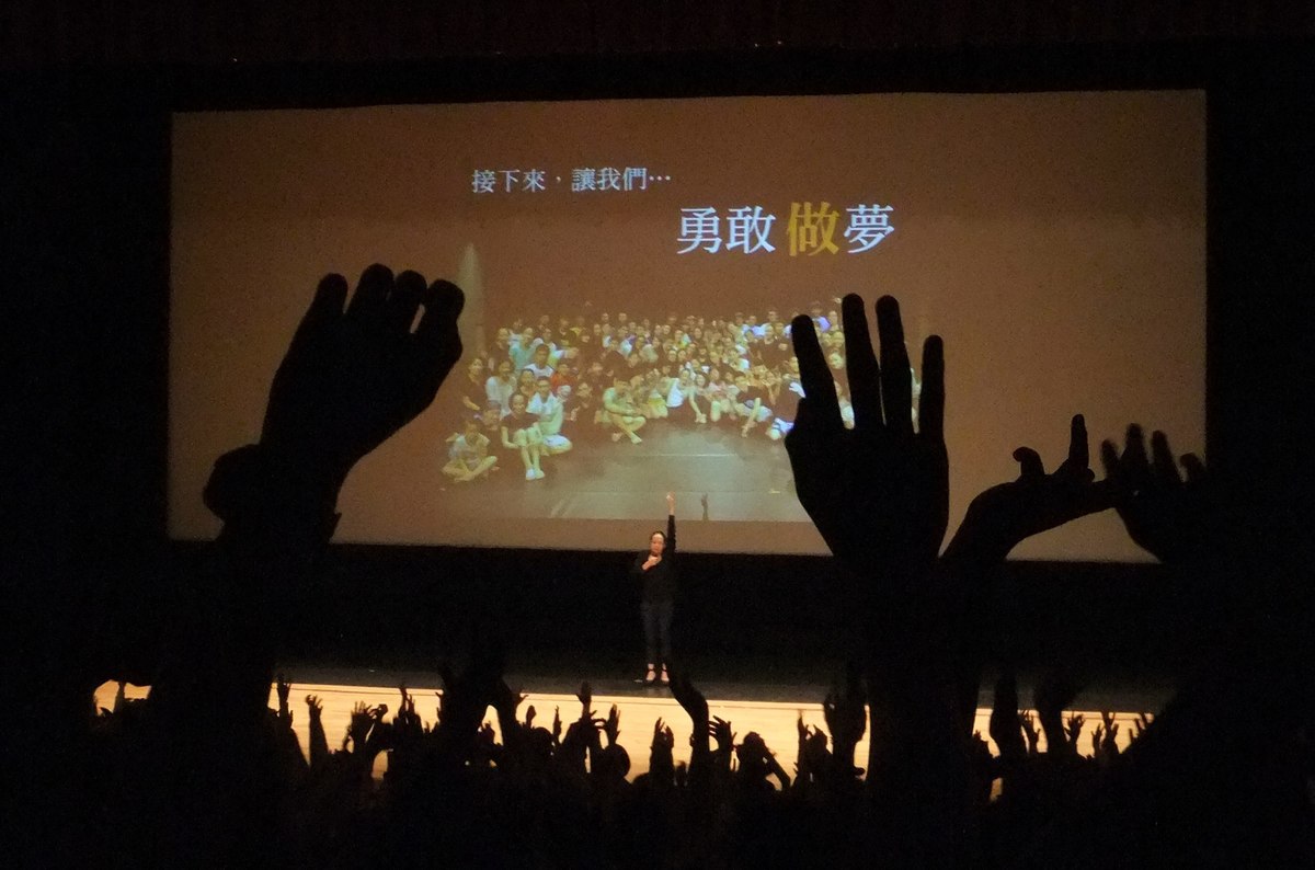 許芳宜帶領全場活動筋骨(另開新視窗/jpg檔)圖片
