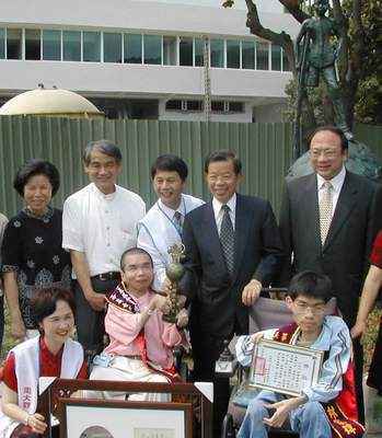 2002「全球熱愛生命獎章」在中山大學周大觀藝術銅雕前舉行。(另開新視窗/jpg檔)圖片