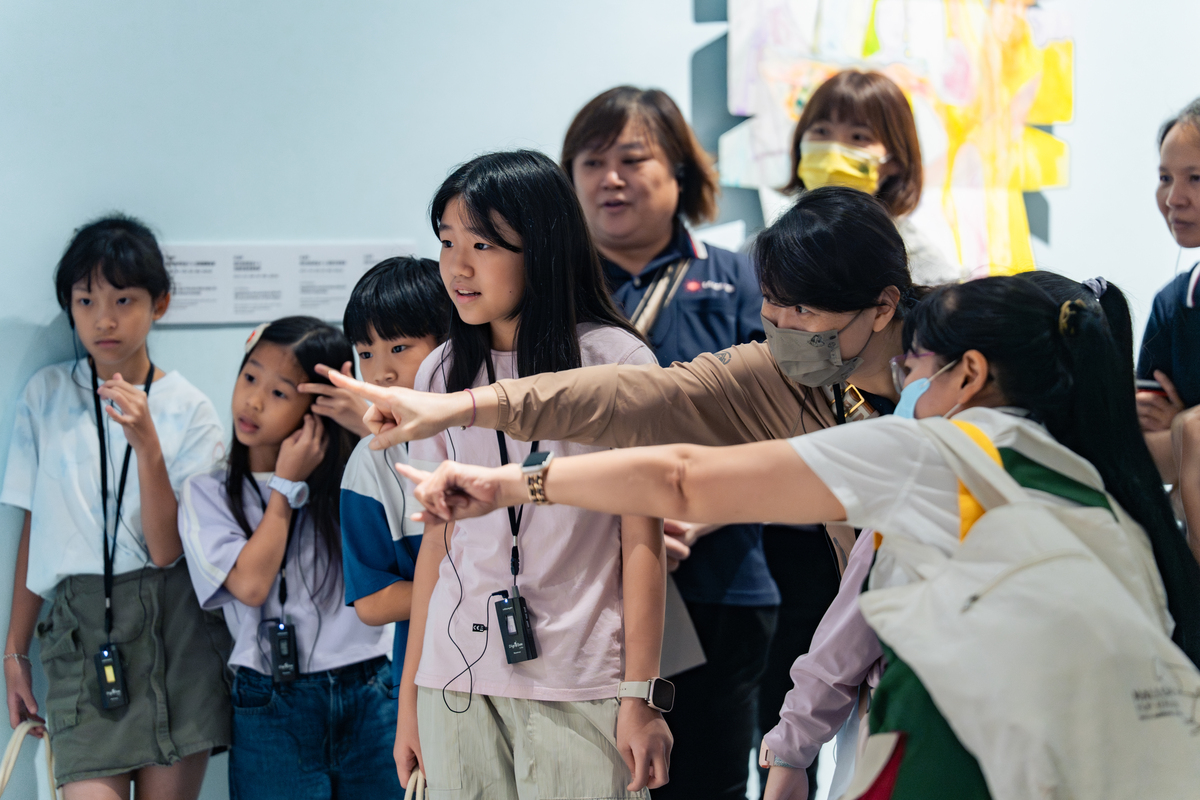 展覽中與解說員互動。(另開新視窗/jpg檔)圖片