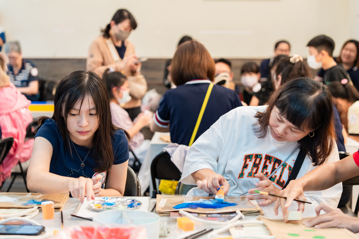 企業員工體驗彩繪麻布袋等手作課程。(另開新視窗/jpg檔)圖片