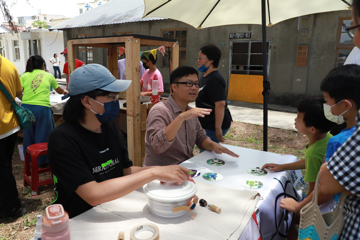 中山大學光電工程學系副教授于欽平解說光電原理(另開新視窗/jpg檔)圖片