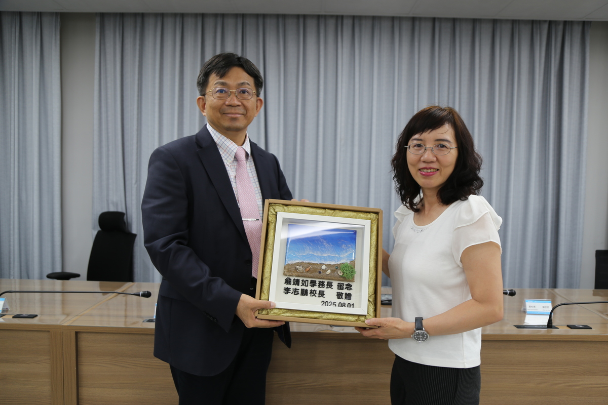翁靖如學務長（右）卸任(另開新視窗/jpg檔)圖片