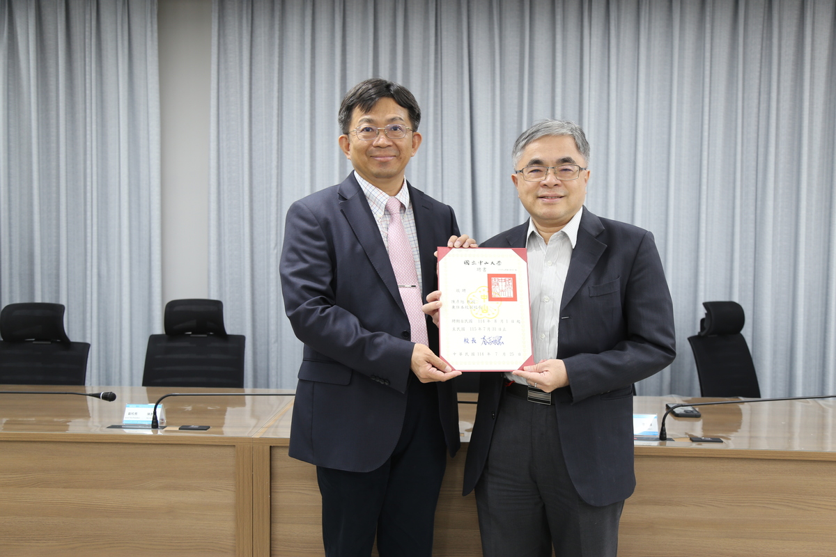 李志鵬校長（左）頒發聘書予陳彥旭副校長（右）(另開新視窗/jpg檔)圖片