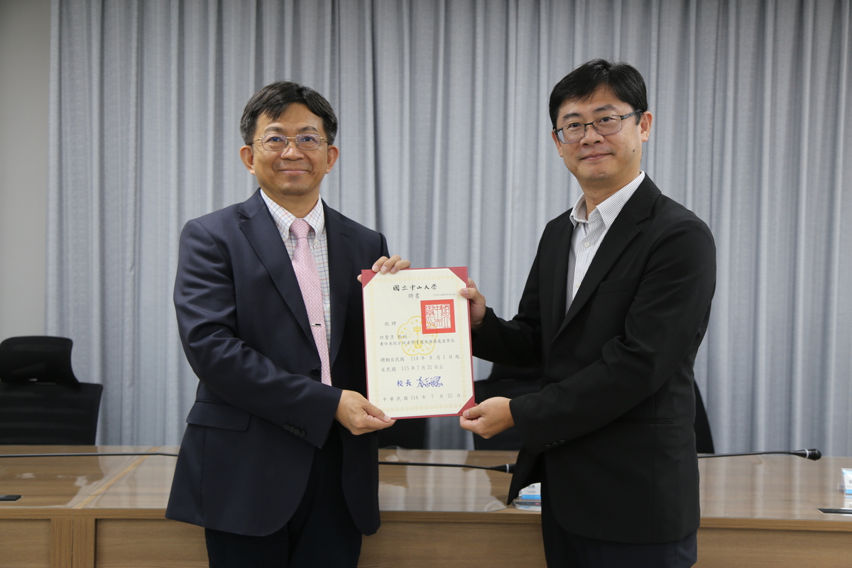 李志鵬校長（左）頒發聘書予許聖彥產學長（右）(另開新視窗/jpg檔)圖片
