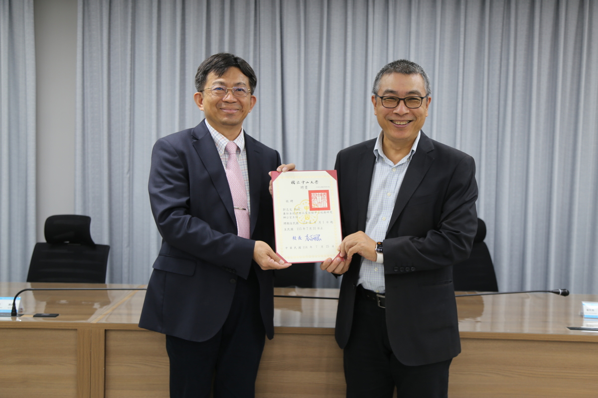 李志鵬校長（左）頒發聘書予校務研究辦公室主任，由郭志文副校長（右）兼任(另開新視窗/jpg檔)圖片