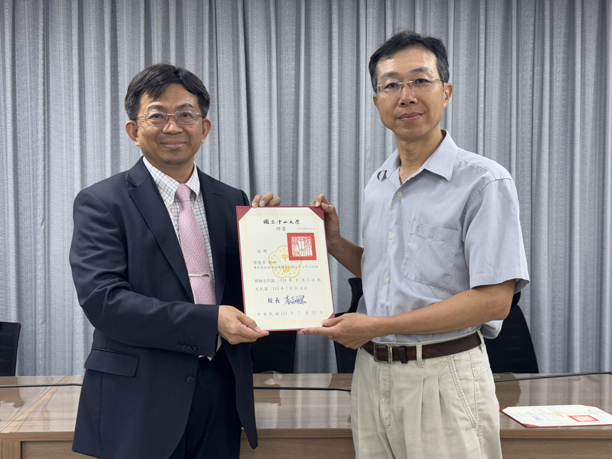 李志鵬校長（左）頒發聘書予環境保護暨安全衛生中心蔡俊彥主任（右）(另開新視窗/jpg檔)圖片
