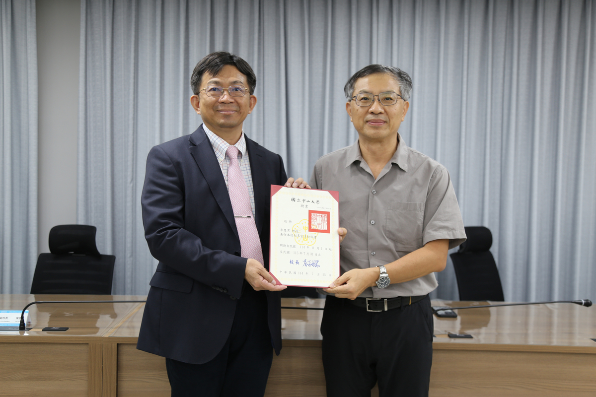 李志鵬校長（左）頒發聘書予李慶男主任秘書（右）(另開新視窗/jpg檔)圖片