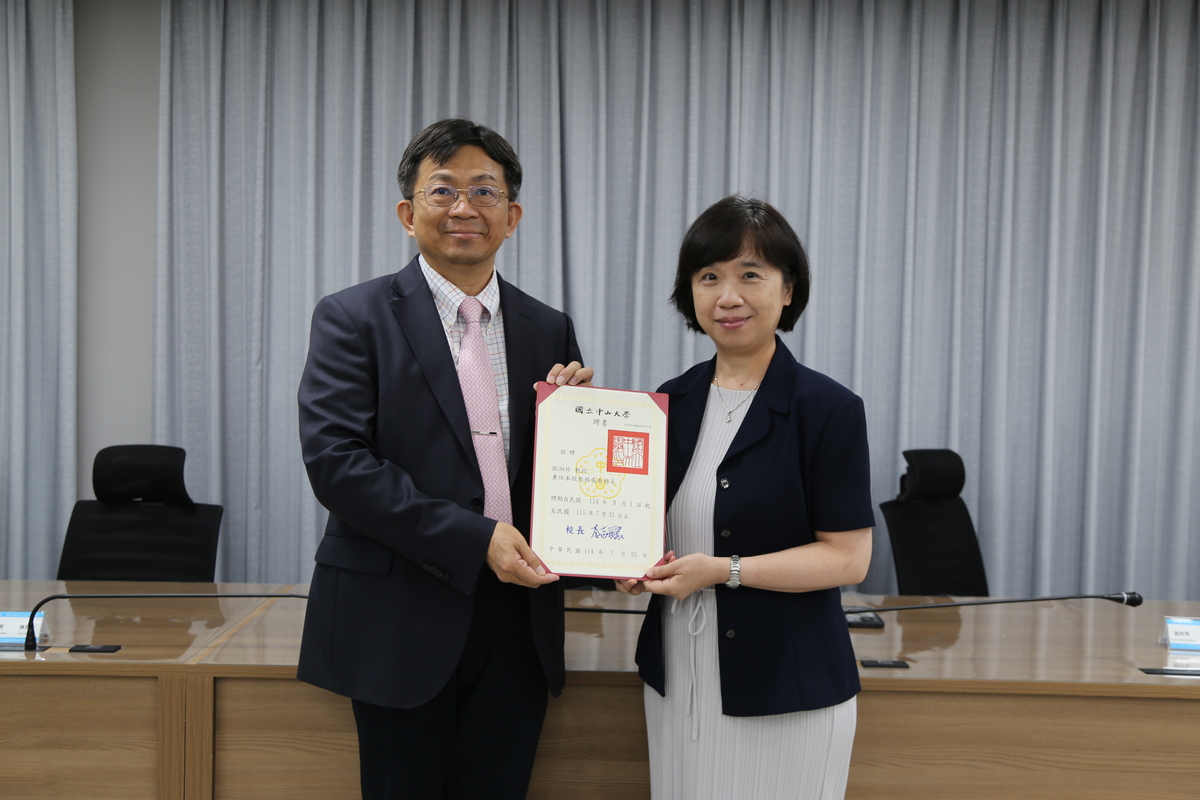 李志鵬校長（左）頒發聘書予歐淑珍教務長（右）(另開新視窗/jpg檔)圖片
