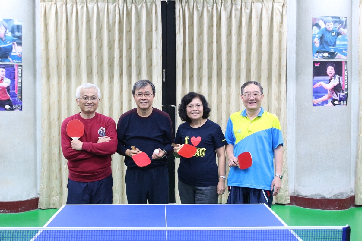 菜鳥盃開球，左起文學院游淙祺院長、鄭英耀校長、蔡秀芬副校長、梁定澎國家講座(另開新視窗/jpg檔)圖片