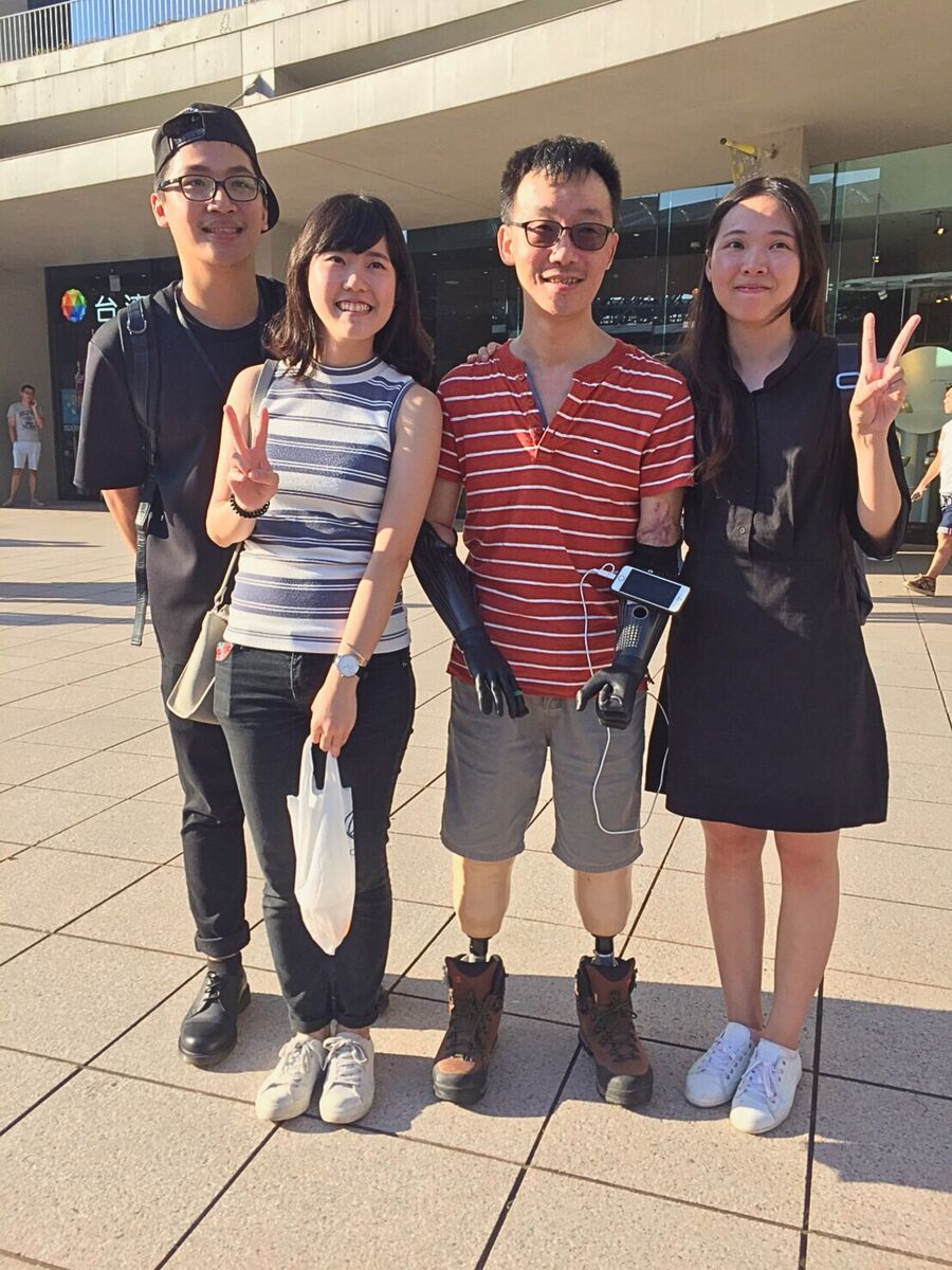 王致遠（右2）與學生合影(另開新視窗/jpg檔)圖片