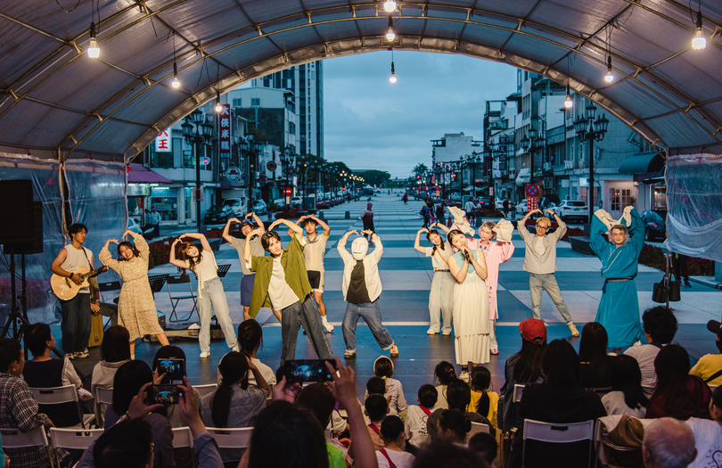 從南到東的藝術旅程　《洄瀾知道的故事》花蓮街頭上演