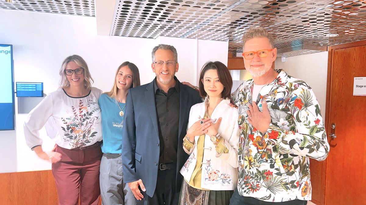 「內在發展高峰會」中「來自實地的影響力故事」實例演說代表合影。左起主持人Anita Nowak、阿根廷代表Violeta Lacroze、美國代表Max Klau、台灣代表國立中山大學氣膠科學研究中心主任王家蓁、主持人Pontus Holmgren。(另開新視窗/jpg檔)圖片