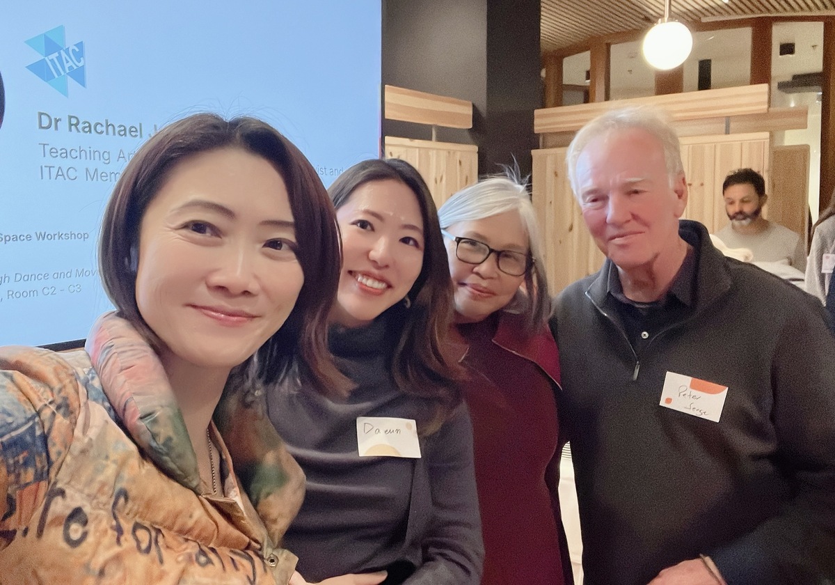 「內在發展高峰會」與會者合影。左起國立中山大學氣膠科學研究中心主任王家蓁、南韓據點IDG夥伴Daeum Kim、IDG總部Mila Aliana、麻省理工學院Peter Senge（第五項修煉的作者）。(另開新視窗/jpg檔)圖片