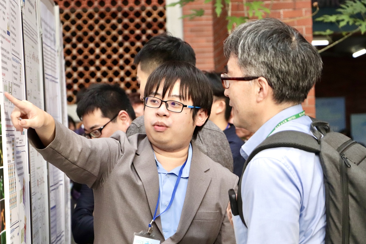 中山大學的學生在海報展上向與會者說明研究成果(另開新視窗/jpeg檔)圖片