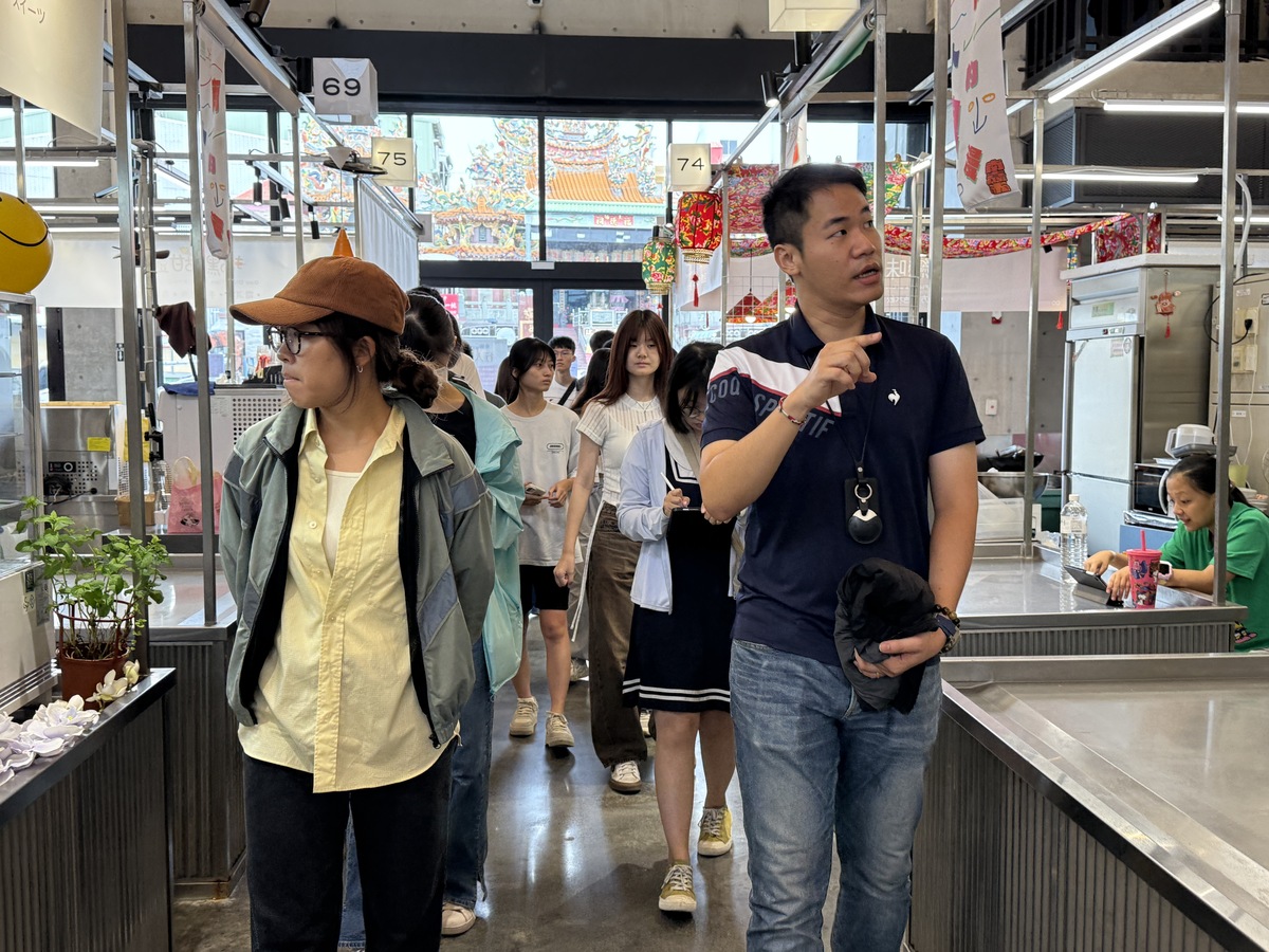 屏東市公有市場管理科廖茂能專員導覽市場現況(另開新視窗/jpeg檔)圖片