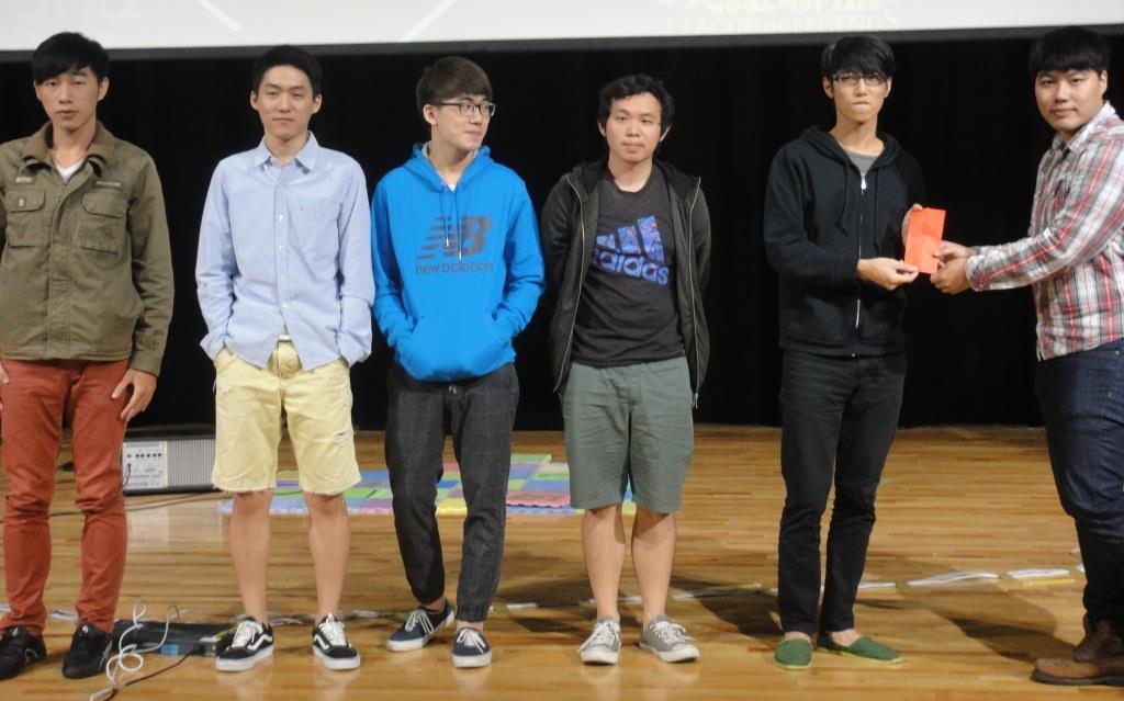 亞軍隊伍領獎(另開新視窗/jpg檔)圖片