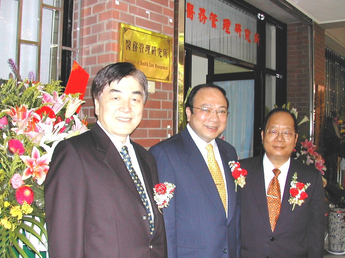 左起:榮總姜洪霆副院長,劉維琪校長與黃英忠所長一起為醫管所揭牌.(另開新視窗/jpg檔)圖片