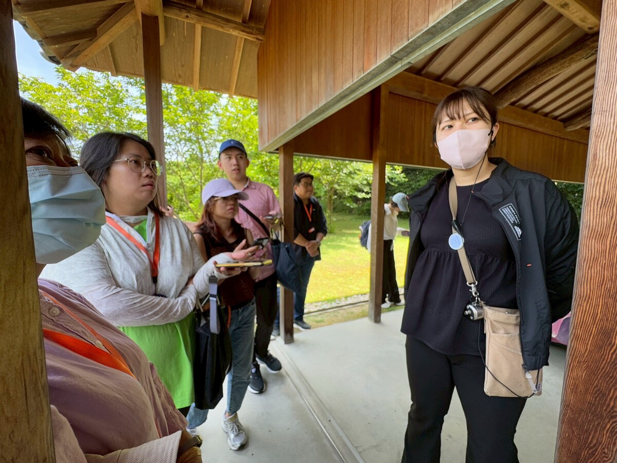 師生訪問顧展的工作人員（右一），得知當地居民對於企業支持藝術祭而導入的建物建設、植栽美化等環境維護，相當歡迎與開心。(另開新視窗/jpg檔)圖片