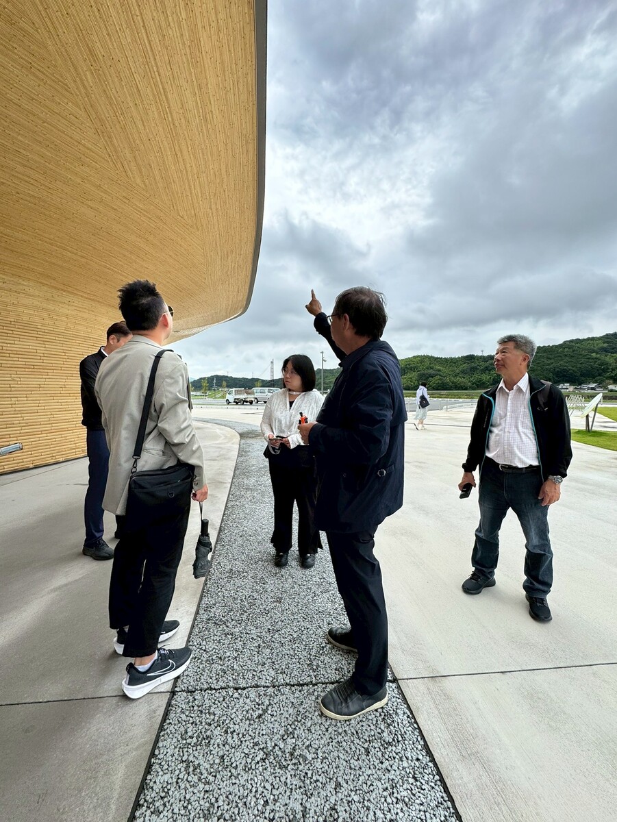 丁榮生老師介紹建物來自於倉敷市真備町在2018年遭遇嚴重豪雨氾濫，造成堤防決口其災情嚴重，而建築師隈研吾受邀設計竹之門，作為災後重建並兼具防災功能的公共設施。(另開新視窗/jpg檔)圖片