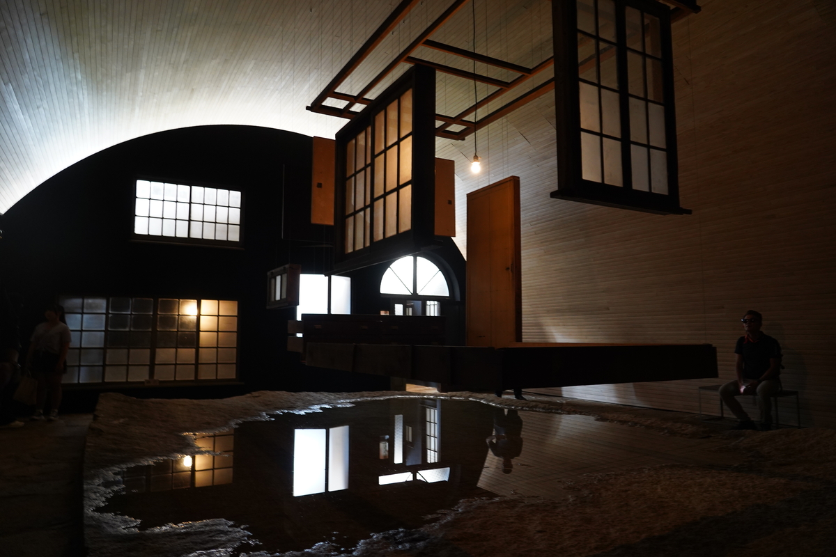 犬島精鍊所美術館內部,柳幸典以三島由紀夫為靈感創作空間作品。(另開新視窗/jpg檔)圖片