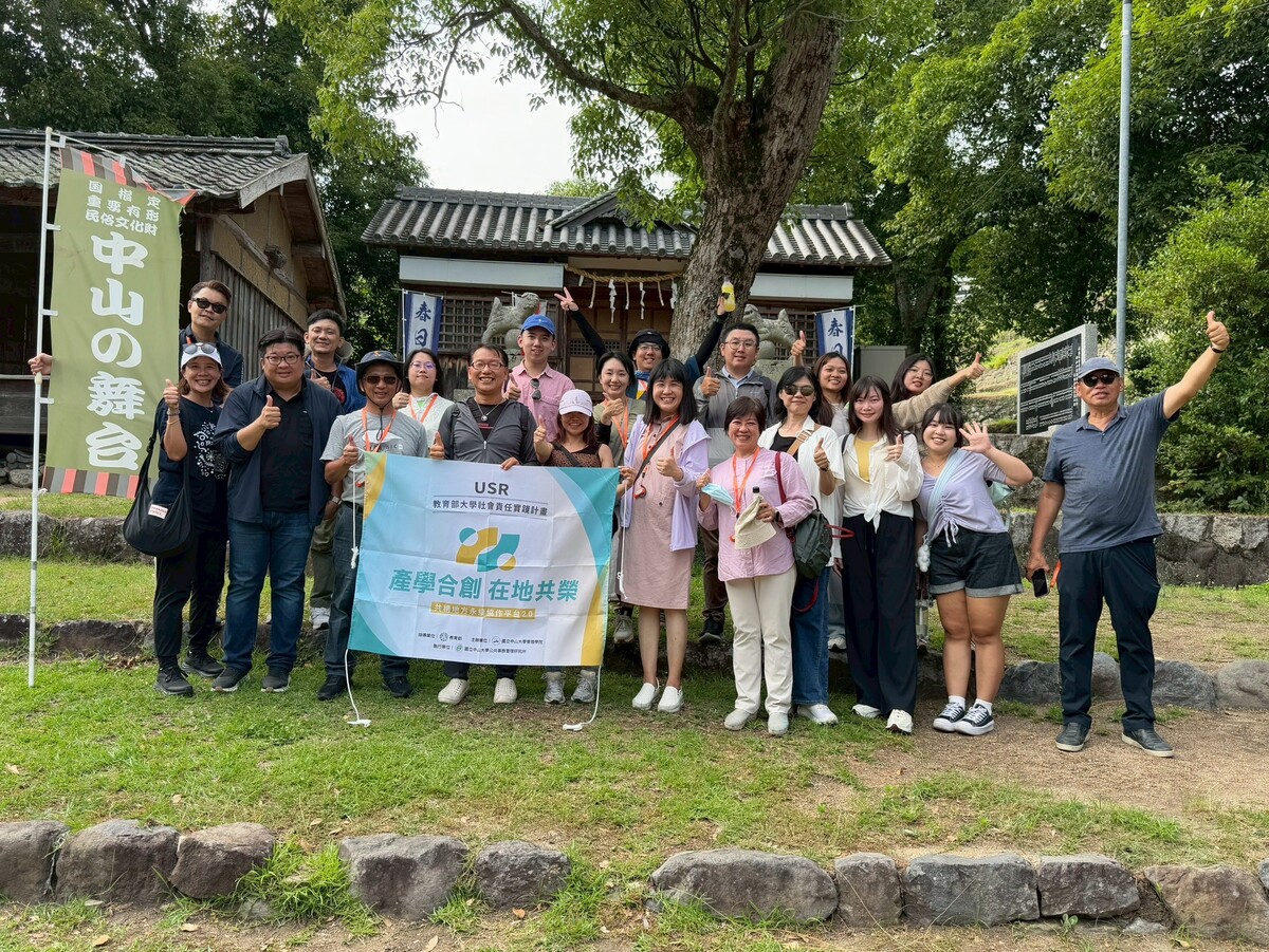 於小豆島上的中山農村歌舞伎舞台處合影。(另開新視窗/jpg檔)圖片