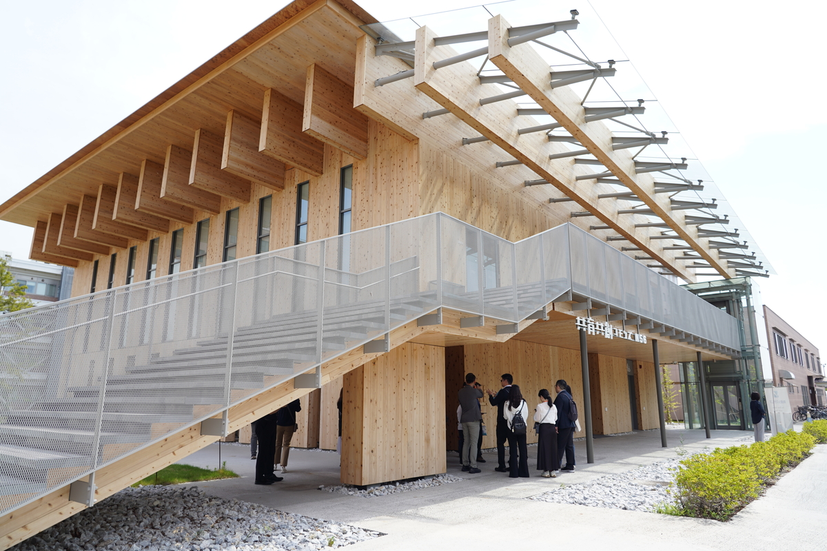 隈研吾設計「岡山願景共創中心（共育共創コモンズ）」（木之教室），兩層樓建物全採CLT建材。(另開新視窗/jpg檔)圖片