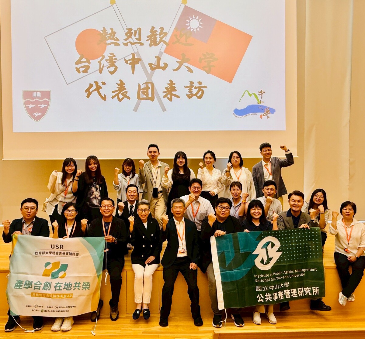 環太平洋大学校長大橋節子（第一排左四）分享校園積極推動學生實務學習及職涯發展，會後雙方合影留念。(另開新視窗/jpg檔)圖片
