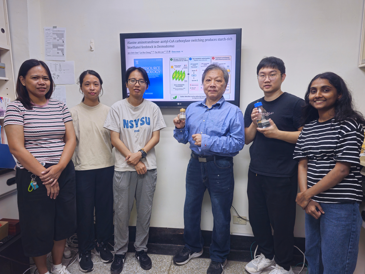 中山大學海洋生物科技暨資源學系李澤民教授（右三）團隊研究發現，微藻細胞內存在兩個影響碳流向的關鍵調控節點。(另開新視窗/jpg檔)圖片