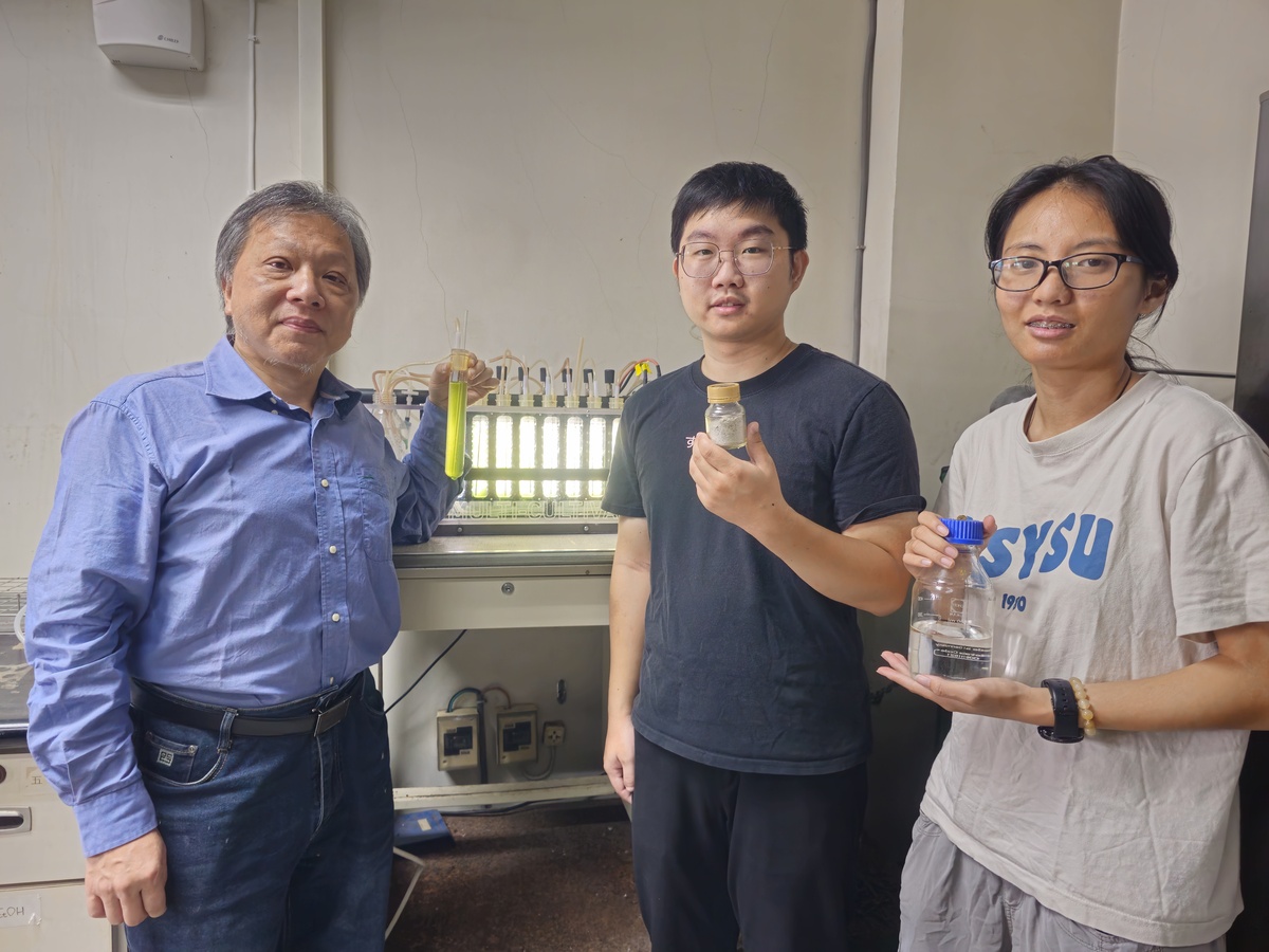 此次實驗使用的微藻立體式養殖架，從微藻小量篩選培養、放大養殖、藻類沉澱後乾燥成藻粉到最後發酵成酒精。(另開新視窗/jpg檔)圖片