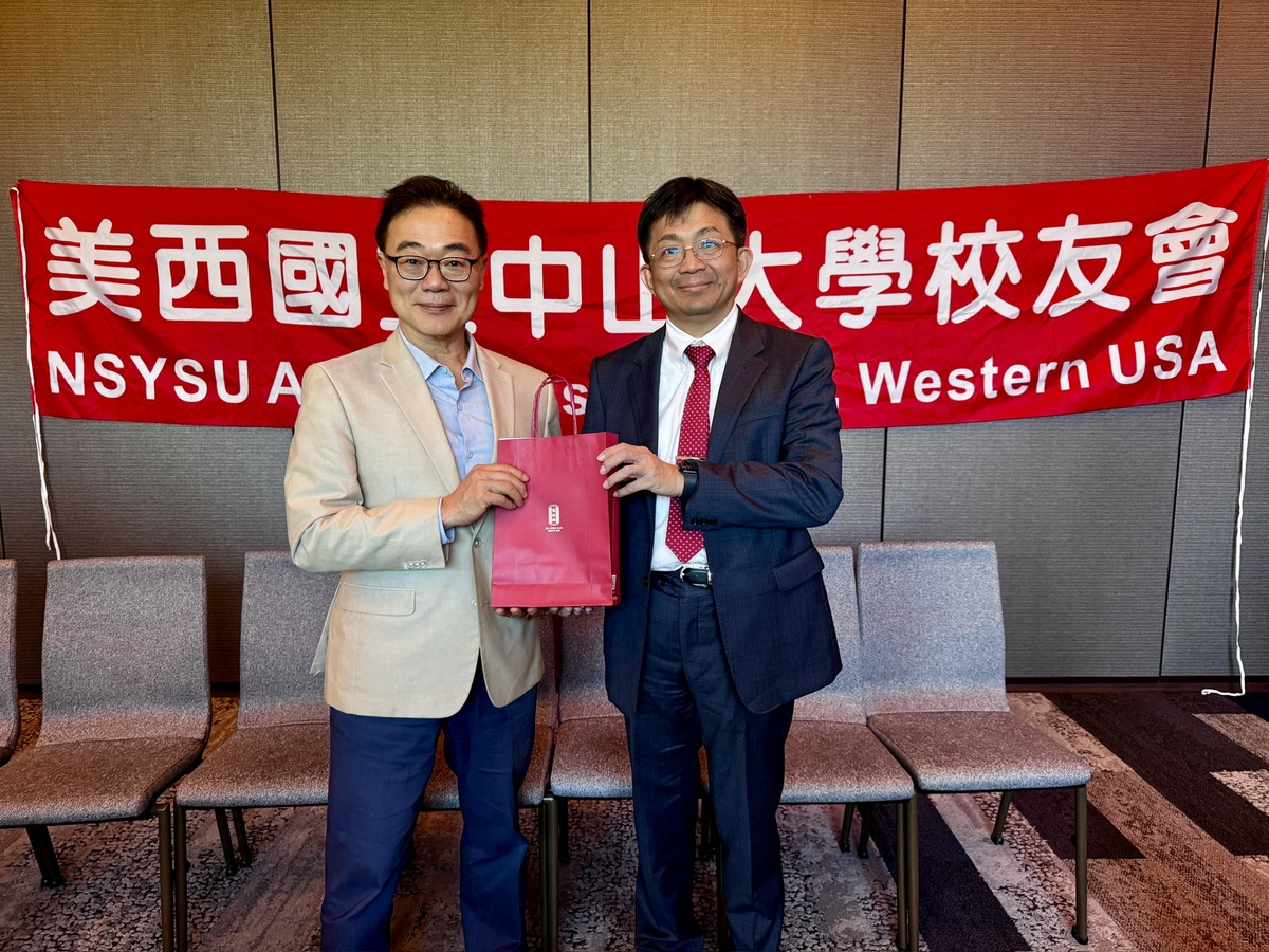 校友代表陶翼青教授接受校長贈禮(另開新視窗/jpeg檔)圖片