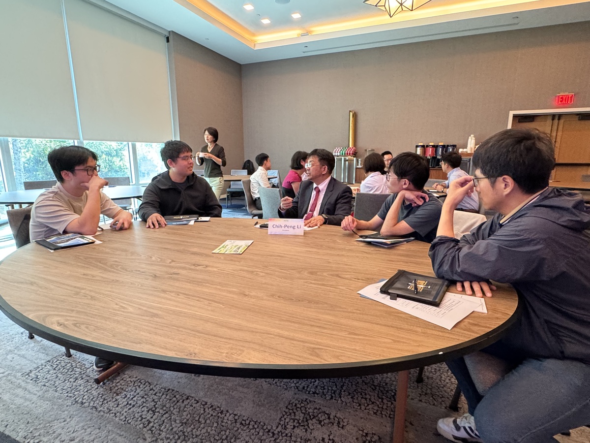 李志鵬校長與矽谷攬才說明會參與者互動對談(另開新視窗/jpg檔)圖片